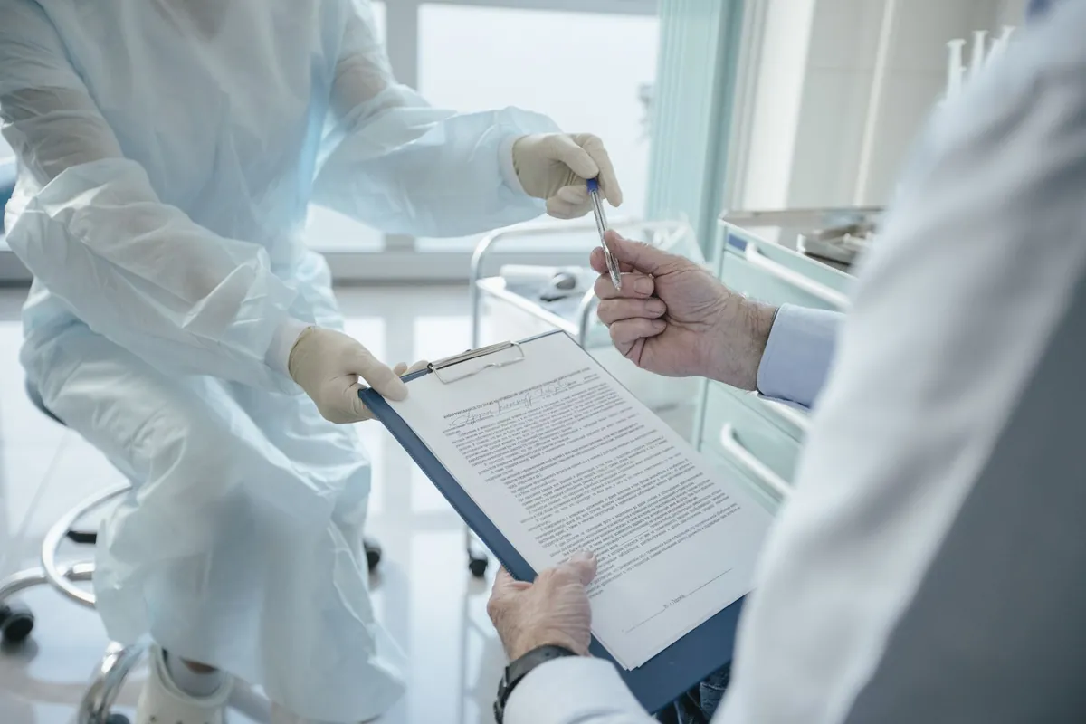 Profissional de saúde e médico revisando um documento em uma prancheta
